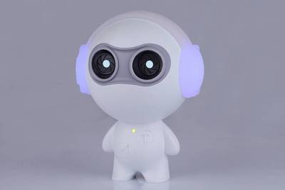 有了萌萌哒的语音互动机器人，宝宝少了独处少了寂寞